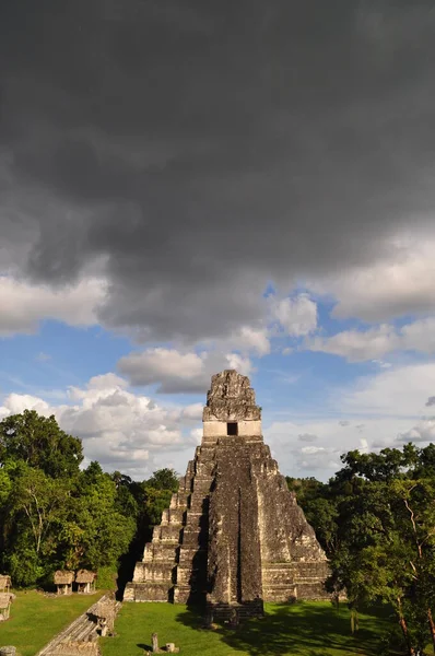 危地马拉Tikal国家公园的一座寺庙 — 图库照片