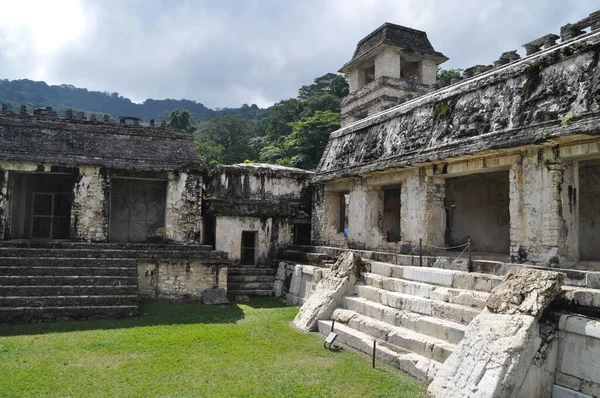 墨西哥帕伦克玛雅古城的圣殿 — 图库照片