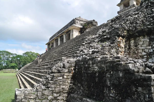 メキシコのPalenqueの旧マヤ市にある寺院 — ストック写真