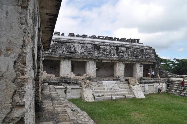 メキシコのPalenqueの旧マヤ市にある寺院 — ストック写真