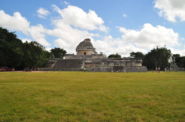 Chichen Itza arkeoloji sahasında gözlemevi, Meksika.