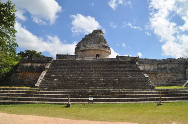 Chichen Itza arkeoloji sahasında gözlemevi, Meksika.