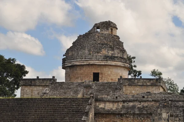 Chichen Itza arkeoloji sahasında gözlemevi, Meksika.