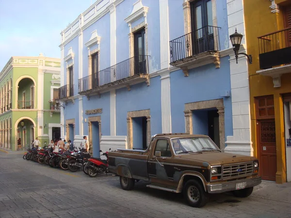 メキシコのメリダの街の中心部にある古い車 — ストック写真