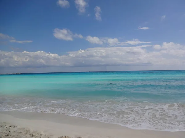 Błękitne Morze Piaszczysta Plaża Cancun Meksyku — Zdjęcie stockowe