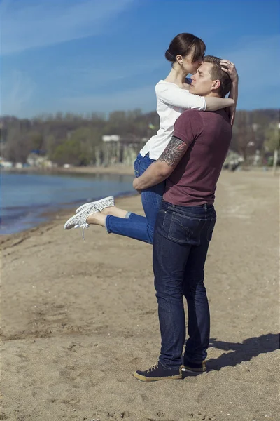 Beautiful young couple in love enjoying and having fun at the beach. Hipster style. Outdoor shot. — Stock fotografie