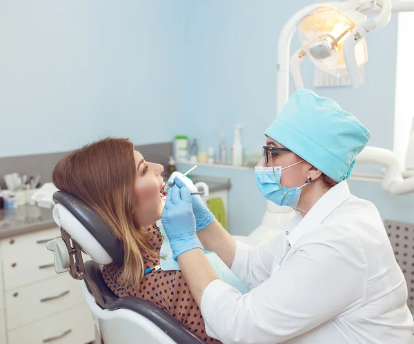 Tandheelkundige kliniek. mooie jonge vrouw bezoeken tandarts voor tandheelkundige controle — Stockfoto