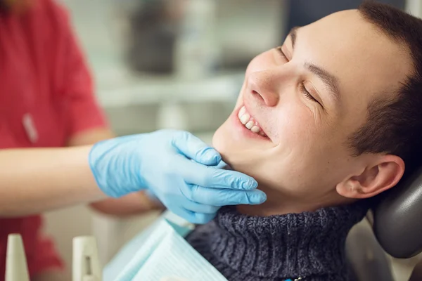 Mooie man glimlach close-up. Gezonde glimlach. Mooie mannelijke glimlach. Orthodontische behandeling. Dental Care concept. Uitlijning van de tanden — Stockfoto