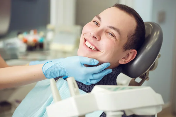 Όμορφος άντρας χαμόγελο κοντά. Υγιές χαμόγελο. Όμορφο αρσενικό χαμόγελο. Ορθοδοντική θεραπεία. Οδοντιατρική φροντίδα. Ευθυγράμμιση των δοντιών — Φωτογραφία Αρχείου