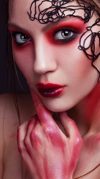 Portrait de femme avec maquillage créatif, Sexy Beauty Girl avec lèvres et yeux rouge-violet. Maquillage provocateur. Femme de luxe aux yeux verts . — Photo