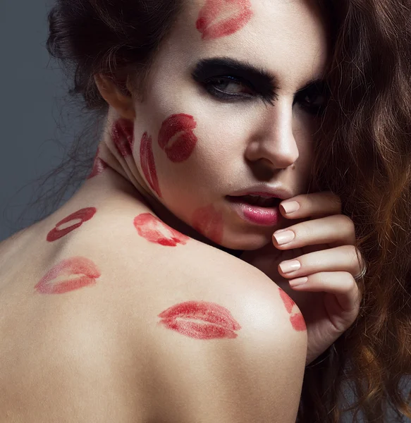 Moda belleza mujer con besos. Los labios rojos. Piel perfecta. Fondo gris. Grabado en estudio. Modelo sexy —  Fotos de Stock