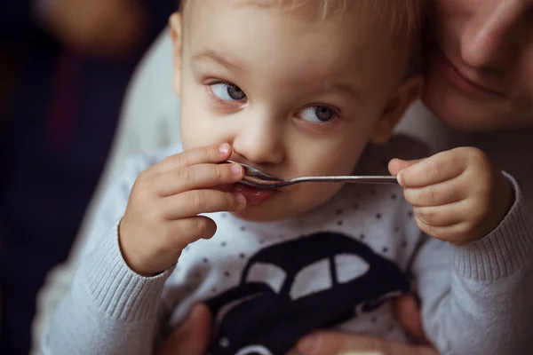 Ritratto di giovane famiglia felice che fa colazione al bar. Concetto della famiglia felice e tempo divertente insieme — Foto Stock