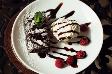 Kafede güzel kahvaltı. Mutlu aile kavramı ve komik zaman birlikte, ya da romantik konuda ilk tarih