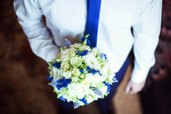El joven novio con un ramo de rosas azules en casa esperando a la novia —  Fotos de Stock