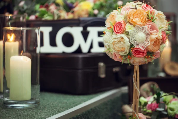 Detalles de decoración de la boda con velas y flores —  Fotos de Stock