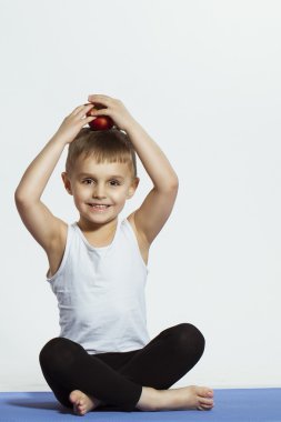 Anne ve oğlu (spor egzersizleri), yoga yaparken eğlenmek ve birlikte iyi vakit geçirmek. beyaz izole. sağlıklı bir yaşam tarzı kavramı