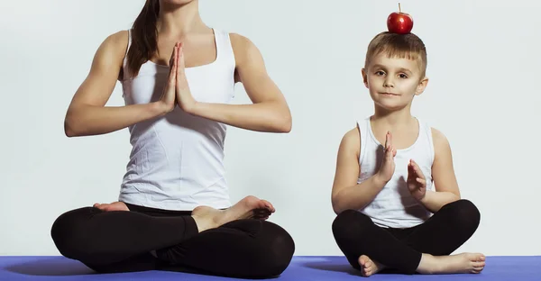 Mother and son doing yoga (sports exercises), have fun and spend a good time together . isolated on white. the concept of a healthy lifestyle — Stock Photo, Image