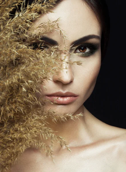 Retrato de menina bonita e elegante com maquiagem perfeita e pele, posando sobre um fundo preto. Retrato de arte com palhetas e iluminação Studio — Fotografia de Stock