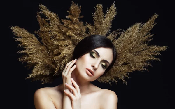 Portret van mooi stijlvolle meisje met perfecte make-up en huid, poseren op een zwarte achtergrond. Kunst portret met riet en Studio verlichting — Stockfoto