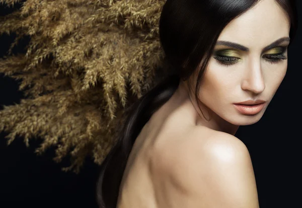 Portret van mooi stijlvolle meisje met perfecte make-up en huid, poseren op een zwarte achtergrond. Kunst portret met riet en Studio verlichting. Concept van een beetje zwarte jurk — Stockfoto