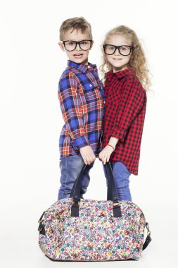 Komik çok güzel çocuklar. moda erkek ve kız gözlük, kot pantolon, beyaz t-shirt ve ekose shirts.stylish çocuklar rahat ayakkabı. moda çocuk