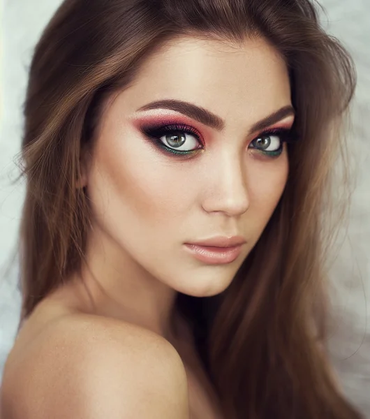 Sexy Beauty Girl mit natürlichen Lippen und provokantem Make-up auf ihren Augen. Luxusfrau mit grünen Augen. Mode brünettes Porträt auf silbernem Hintergrund. wunderschönes Frauengesicht. lange Haare — Stockfoto