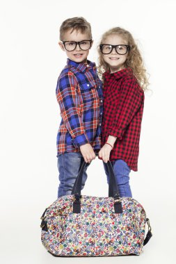 Komik çok güzel çocuklar. şık küçük erkek ve Kız bardaklarda, kot, t-shirtler ve ekose gömlekler beyaz. şık rahat kıyafetler çocuklarda şok. moda çocuk