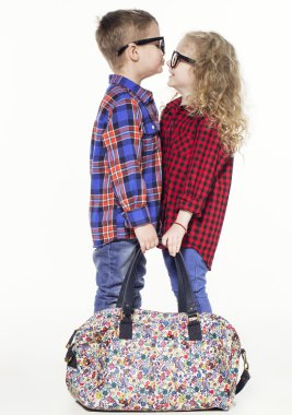 Komik çok güzel çocuklar. şık küçük erkek ve Kız bardaklarda, kot, t-shirtler ve ekose gömlekler beyaz. şık rahat kıyafetler çocuklarda şok. moda çocuk