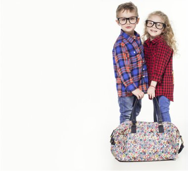 Komik çok güzel çocuklar. şık küçük erkek ve Kız bardaklarda, kot, t-shirtler ve ekose gömlekler beyaz. şık rahat kıyafetler çocuklarda şok. moda çocuk