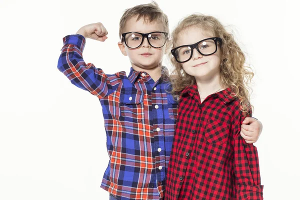 Engraçado crianças encantadoras. menino e menina na moda em óculos, jeans, camisetas brancas e camisas xadrez. crianças elegantes em roupas casuais em choque. moda crianças — Fotografia de Stock