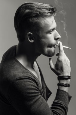  Sigara içen genç moda model duygusal portre. Retro tarzı. Yakından kapatın. Siyah beyaz stüdyo çekimi. 
