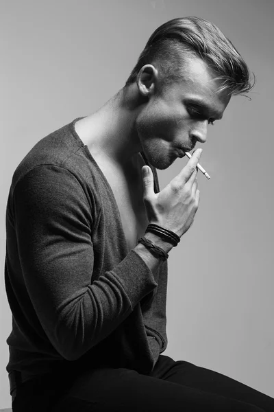 Emotive portrait of young fashionable model smoking  cigarette. Retro style. Close up. Black and white studio shot. — Stock Photo, Image