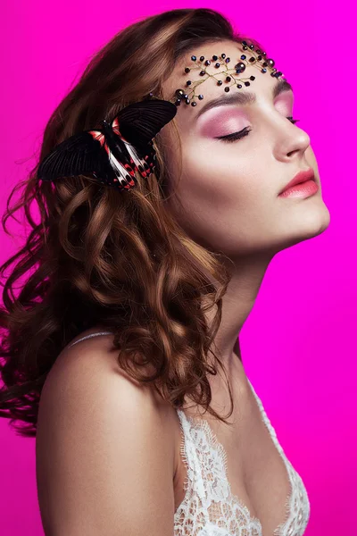 Studio beauty portrait with red butterfly. Portrait of beautiful young woman with perfect spring makeup, with jewels on the face. — Stock fotografie