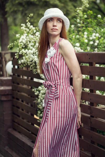 Krásná elegantní mladá dívka oblečená v neformálním oblečení (šaty a boty) chodí po ulicích města po dešti. koncept módní oblečení pro ženy — Stock fotografie