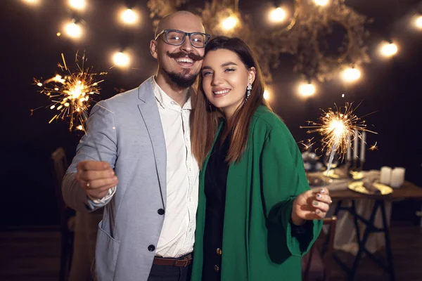 Romantisches Paar Beim Gemeinsamen Party Cocktail Glückliches Und Lächelndes Gesicht — Stockfoto