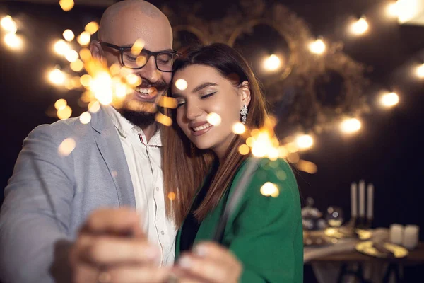 Romantic Couple Enjoying Party Cocktail Together Happy Smiling Face — Stock Photo, Image