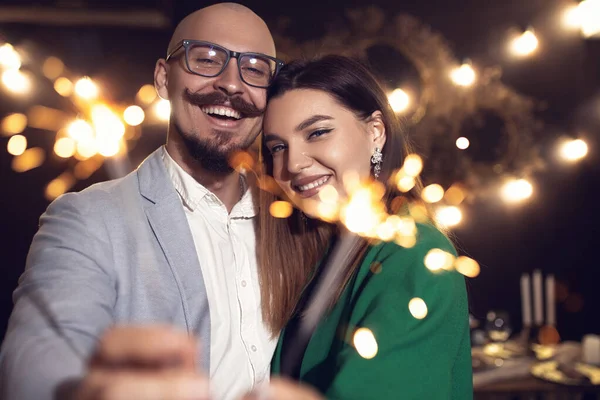 Romantik Çift Parti Kokteylinin Tadını Çıkarıyor Mutlu Gülen Yüz — Stok fotoğraf
