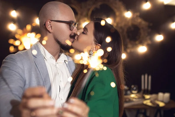 Romantisches Paar Beim Gemeinsamen Party Cocktail Glückliches Und Lächelndes Gesicht — Stockfoto
