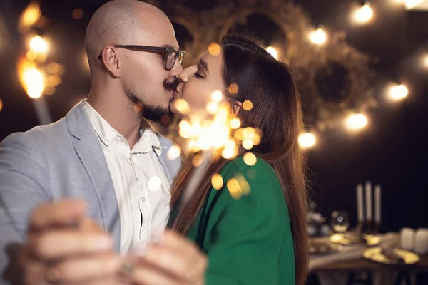 Romantisches Paar Beim Gemeinsamen Party Cocktail Glückliches Und Lächelndes Gesicht — Stockfoto