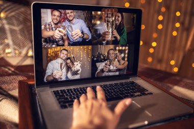 Mutlu aile / arkadaşlar, karantinadan karantinaya alınarak yapılan görüntülü konuşma, çeşitli gülümsemeler, dizüstü bilgisayarda webcam konferansı