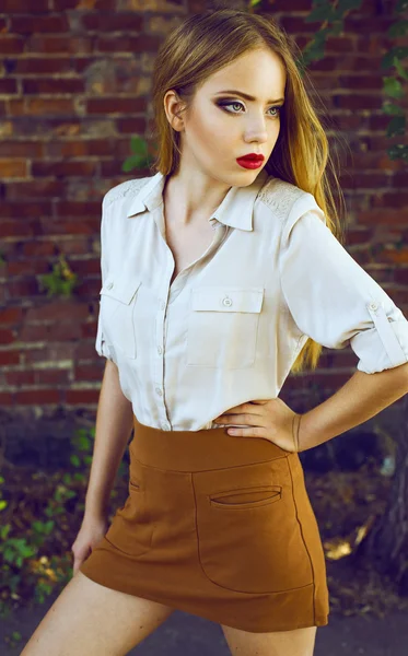 Hipster style. Portrait of young beautiful blond-haired girl — Stock Photo, Image
