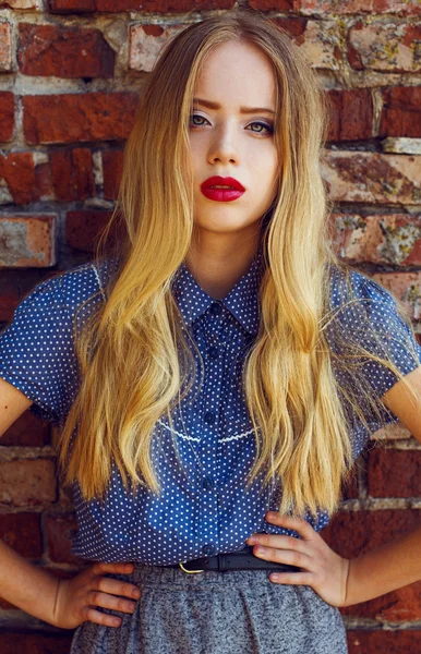 Portrait émotif d'une jeune belle fille aux cheveux blonds — Photo