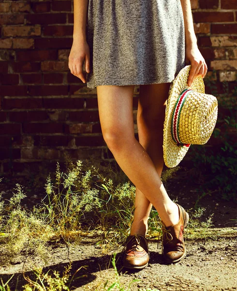 Hipster style. sexiga ben med trendiga oxford skor och stråhatt — Stockfoto