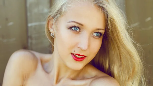 Emotionales Porträt einer jungen schönen Frau mit langen blonden Haaren — Stockfoto