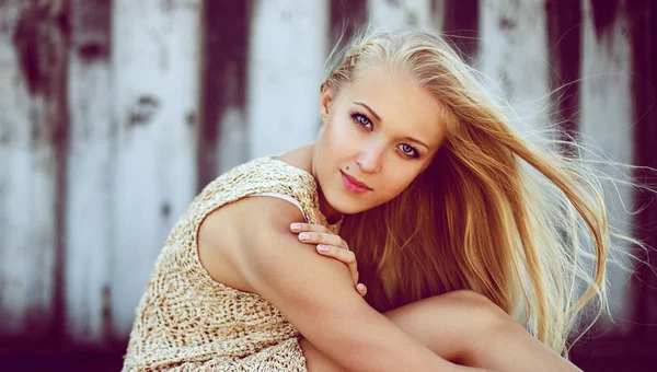 Emotive portrait of young beautiful woman with long blonde hair — Stock fotografie