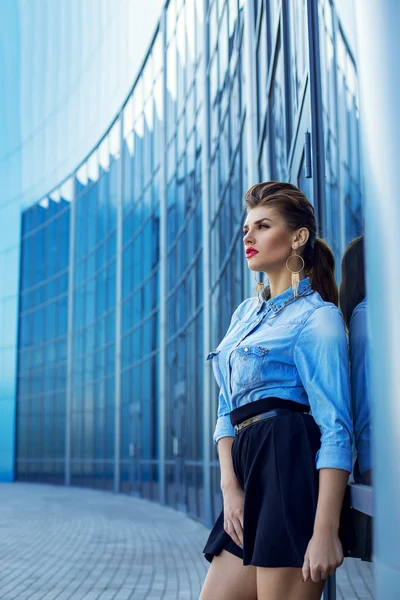 Fashion portrait of young beautiful and sexy brunette girl in tr — Stock Photo, Image