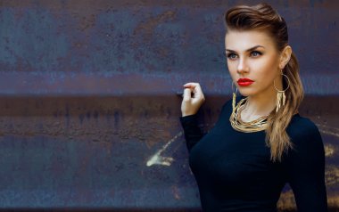 sokak moda kavramı. esmer güzel moda portre ben