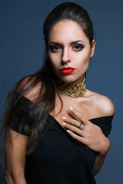 Retrato de moda de hermosa morena en vestido negro posando en vestido negro posando en estudio . —  Fotos de Stock