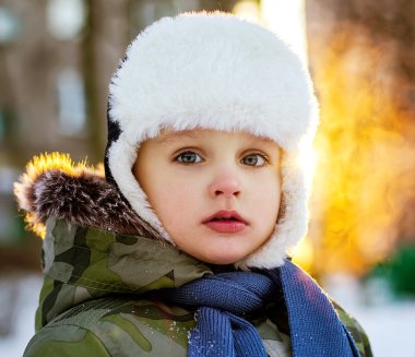 Kış giysileri küçük çocukta duygusal portresi. Soğuk kış 