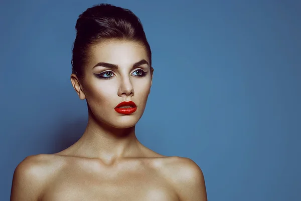 Olhar de alta moda. Retrato de um modelo elegante com lábios vermelhos sexy, belos ombros nus e pele perfeita . — Fotografia de Stock